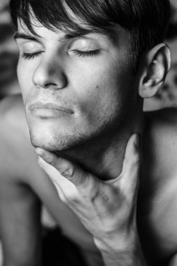 Erkek yüzü yakın çekim.