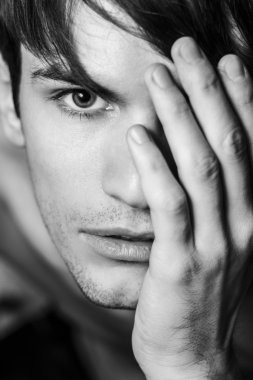 Erkek yüzü yakın çekim.