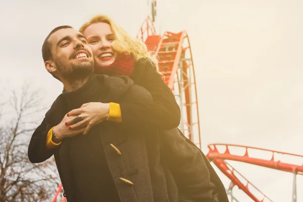 Tertawa pasangan jatuh cinta — Stok Foto