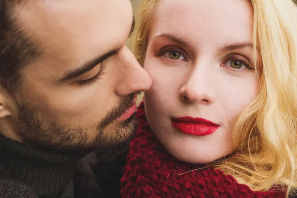 Porträt eines jungen Mannes und einer jungen Frau. — Stockfoto