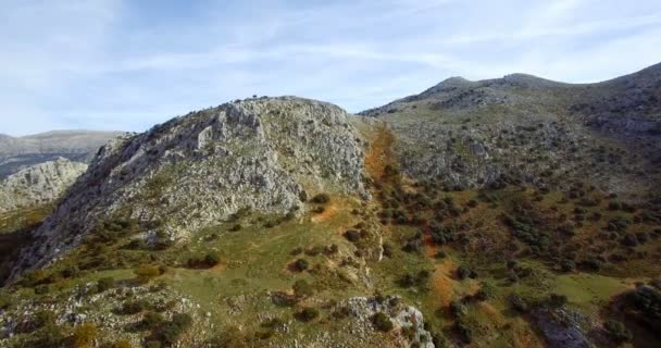 4K Aerial, Voo ao longo de montanhas e plantações de oliveiras, Andaluzia, Espanha — Vídeo de Stock