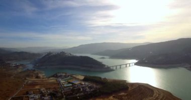 4 k hava, uçuş aloing bir bariyer göl Andalusia, İspanya