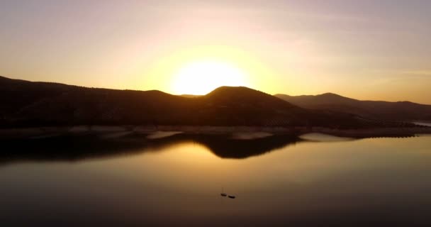 4k luchtfoto, zonsondergang op barrière Lake, Andalusie, Spanje — Stockvideo