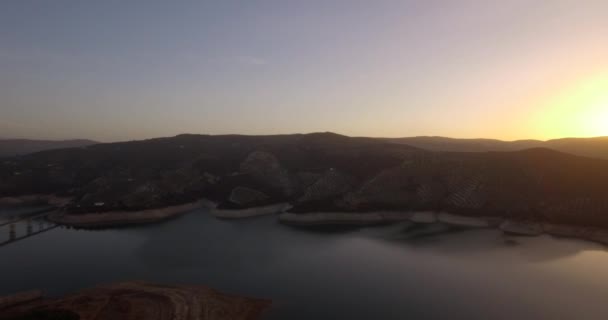 4k luchtfoto, zonsondergang op barrière Lake, Andalusie, Spanje — Stockvideo