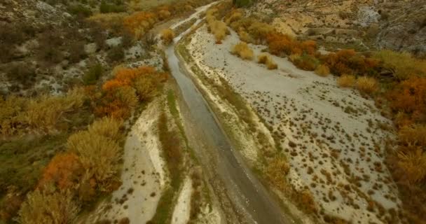 4K Aerial, voo ao longo de um leito de rio, Andaluzia, Espanha — Vídeo de Stock