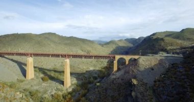 4 k hava, bir demiryolu köprüsü üzerinde uçuş ve çevresi, Endülüs, İspanya