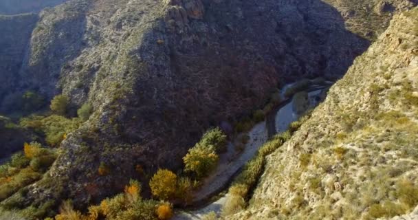 4k antenne, vlucht over een kloof en de rivier in Andalusie, Spanje — Stockvideo