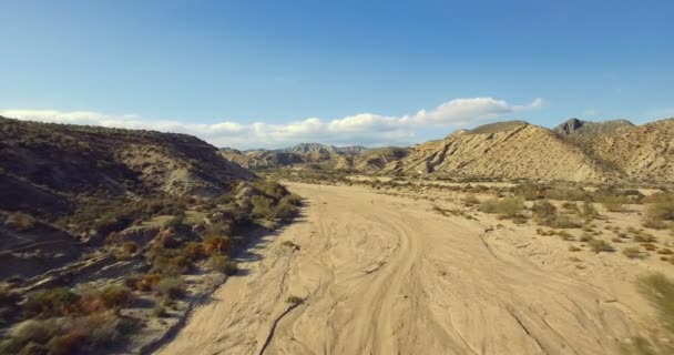 4 k 航空、 西班牙安达卢西亚，沙漠中的干河床上空飞行 — 图库视频影像