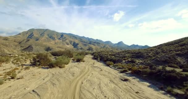 4k antenne, vlucht over een droge rivierbedding in de woestijn in Andalusie, Spanje — Stockvideo