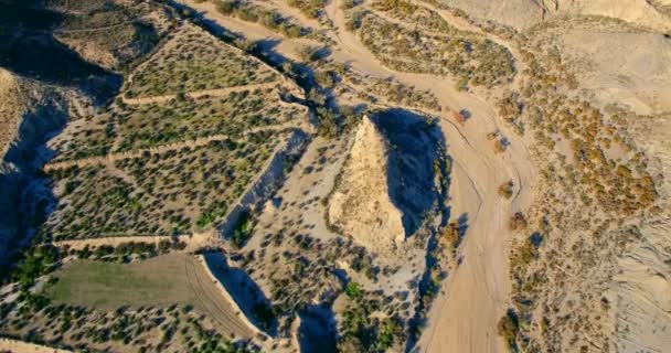 4K Aerial, Volo su un letto di fiume asciutto in un deserto in Andalusia, Spagna — Video Stock