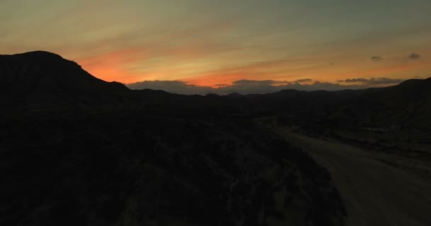 4K Aerial, Vol au-dessus d'un lit de rivière sec dans un désert en Andalousie, Espagne — Video