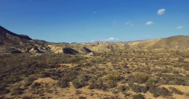 4k antenne, vlucht over een droge rivierbedding in de woestijn in Andalusie, Spanje — Stockvideo