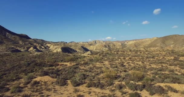 4K Aerial, Voo sobre um leito de rio seco em um deserto na Andaluzia, Espanha — Vídeo de Stock