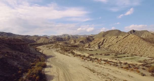 4K Aerial, Voo sobre um leito de rio seco em um deserto na Andaluzia, Espanha — Vídeo de Stock