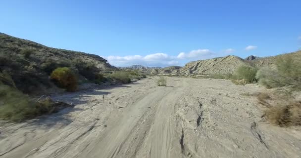 4K Aerial, Voo sobre um leito de rio seco em um deserto na Andaluzia, Espanha — Vídeo de Stock