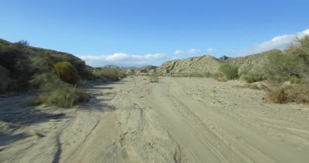4 k 항공, 안달루시아, 스페인의 사막에 마른 강바닥에 비행 — 비디오