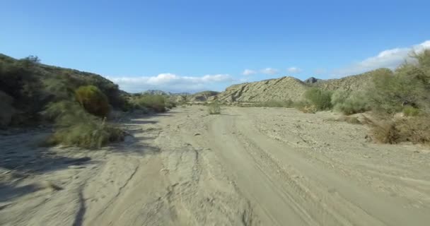 4k Antenne, Flug über ein trockenes Flussbett in einer Wüste in Andalusien, Spanien — Stockvideo