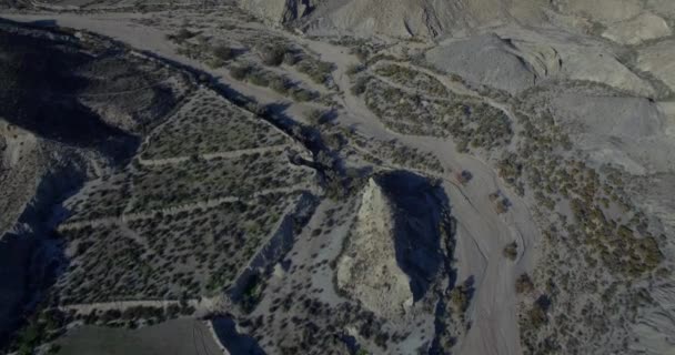 4K Aerial, Voo sobre um leito de rio seco em um deserto na Andaluzia, Espanha — Vídeo de Stock