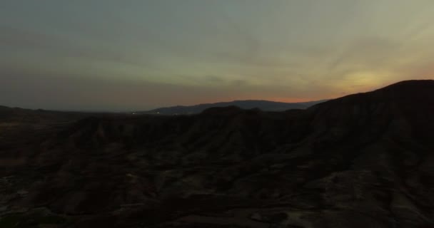 4K Aerial, Voo sobre um leito de rio seco em um deserto na Andaluzia, Espanha — Vídeo de Stock