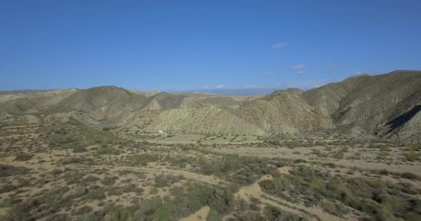 4K Aerial, Voo sobre um leito de rio seco em um deserto na Andaluzia, Espanha — Vídeo de Stock