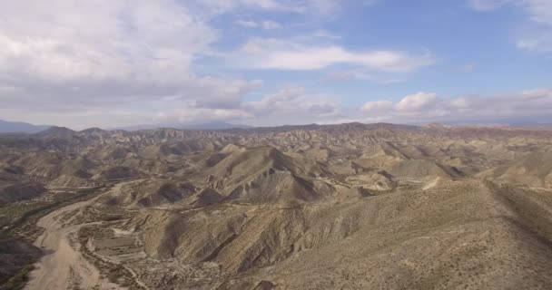 4k επιτόπιων δειγματοληπτικών, πτήση πάνω από μια ξηρά κοίτη του ποταμού σε μια έρημο στην Ανδαλουσία, Ισπανία — Αρχείο Βίντεο