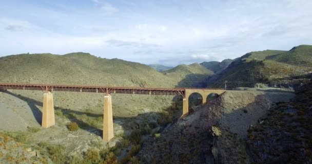 4 k 空中飞行在一座铁路桥和周边地区，西班牙安达卢西亚自治区 — 图库视频影像