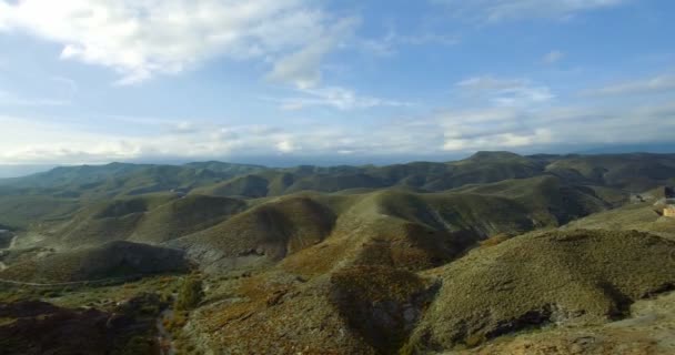 4 k επιτόπιων δειγματοληπτικών, πτήση πάνω από μια γέφυρα του σιδηροδρόμου και τα περίχωρα, Ανδαλουσία, Ισπανία — Αρχείο Βίντεο