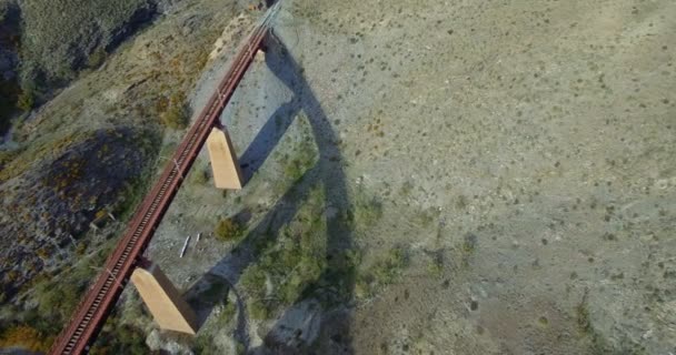 4 к антена, політ над залізничного мосту і оточення, Андалусия, Іспанія — стокове відео