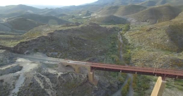 4 k επιτόπιων δειγματοληπτικών, πτήση πάνω από μια γέφυρα του σιδηροδρόμου και τα περίχωρα, Ανδαλουσία, Ισπανία — Αρχείο Βίντεο