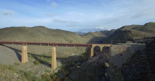 4 k antenn, flyg över en järnvägsbro och omgivningar, Andalusien, Spanien — Stockvideo