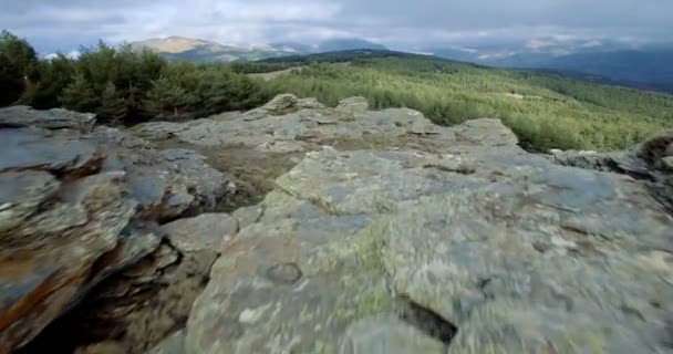4 k 航空、飛行岩の間や、アンダルシア、スペインの山に沿って — ストック動画