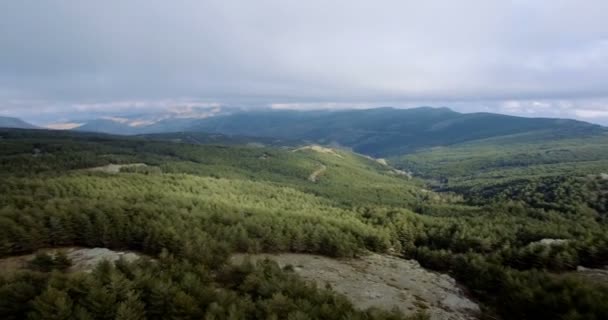 4 k 天线、 飞行岩石之间，沿着山脉，西班牙安达卢西亚自治区 — 图库视频影像