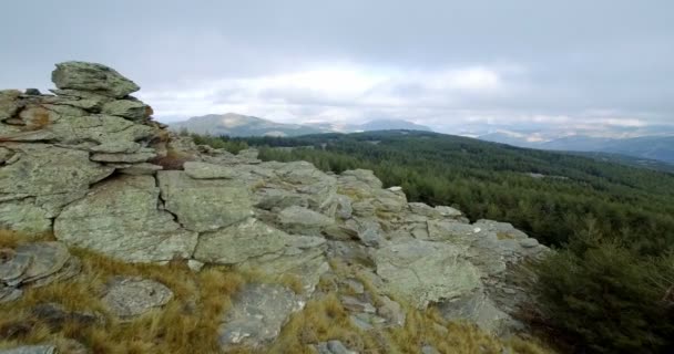 4k Antenne, Flug zwischen Felsen und entlang der Berge, Andalusien, Spanien — Stockvideo