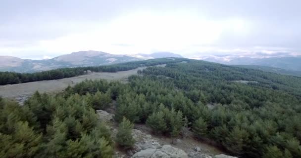 4k antenne, vlucht tussen rotsen en langs de bergen, Andalusië, Spanje — Stockvideo