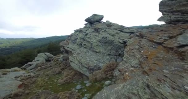 4k antenne, vlucht tussen rotsen en langs de bergen, Andalusië, Spanje — Stockvideo