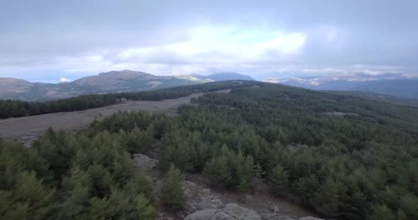 4k Antenne, Flug zwischen Felsen und entlang der Berge, Andalusien, Spanien — Stockvideo