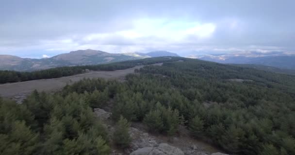 Aérea 4K, Vuelo entre rocas y montañas, Andalucía, España — Vídeos de Stock