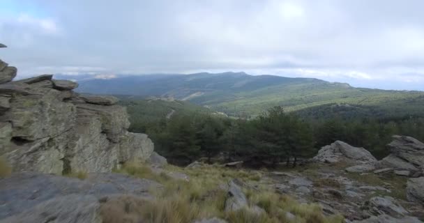 4K Aerial, Voo entre rochas e ao longo das montanhas, Andaluzia, Espanha — Vídeo de Stock