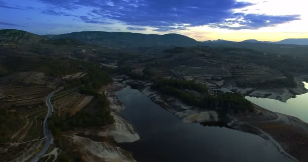 4K Aerial, Volo all'alba in un lago di barriera, Andalusia, Spagna — Video Stock