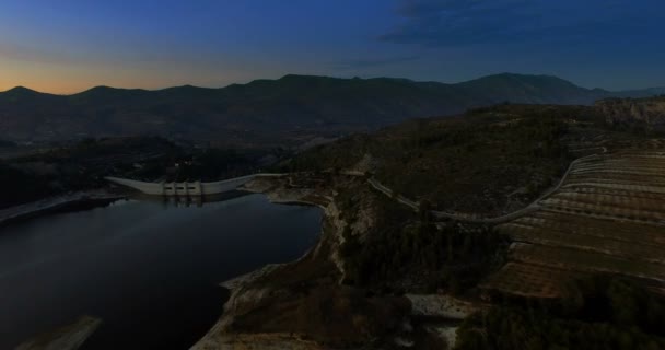 4K Aérien, Vol à l'aube près d'un lac barrière, Andalousie, Espagne — Video
