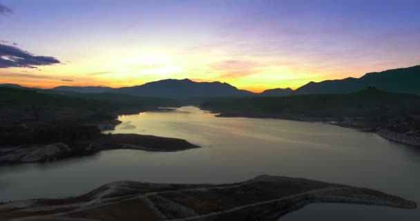 4k antenne, Flight into dageraad op een barrière meer, Andalusie, Spanje — Stockvideo