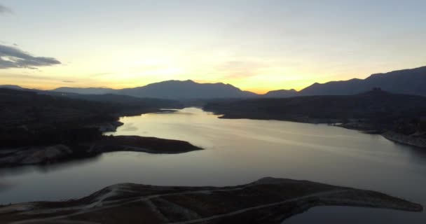 Aérea 4K, Vuelo al amanecer en un lago de barrera, Andalucía, España — Vídeos de Stock