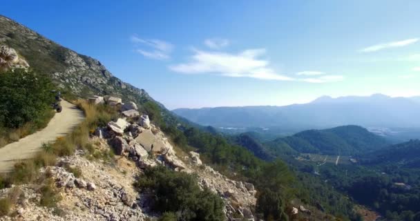 4k antenne, vlucht over een epische Andalusische landschap met brede hoek weergave, Spanje — Stockvideo