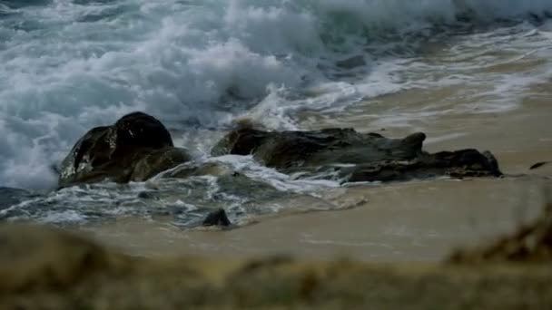 200 FPS Real Slowmo, salpicaduras de agua en una playa — Vídeo de stock