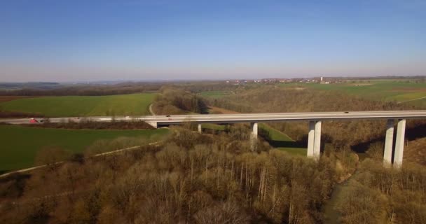 4k antenne, vlucht langs een grote brug in Duitsland — Stockvideo