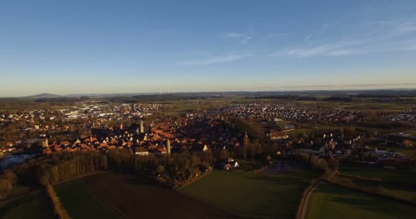 4k anteni, Almanya'da küçük köy çevresindeki üzerinde uçuş — Stok video