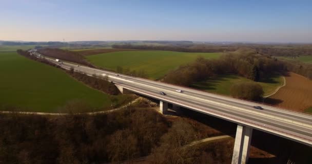 Aérea 4K, Vuelo a lo largo de un enorme puente en Alemania — Vídeo de stock