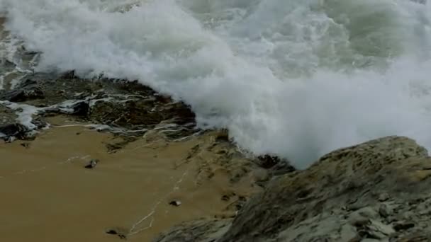 200 fps echte Slowmo, Water spatten op een strand — Stockvideo