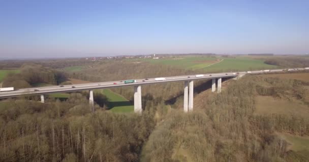 4K Aerial, voo ao longo de uma enorme ponte na alemanha — Vídeo de Stock