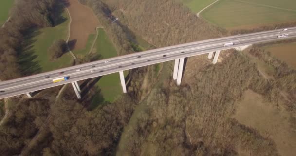 4K Aerial, voo ao longo de uma enorme ponte na alemanha — Vídeo de Stock